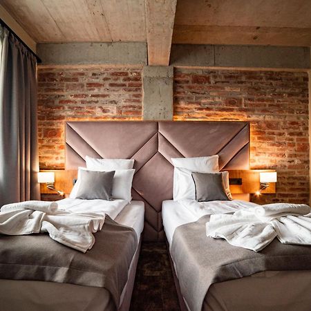 Mustang Boutique Rooms Oradea Exterior foto
