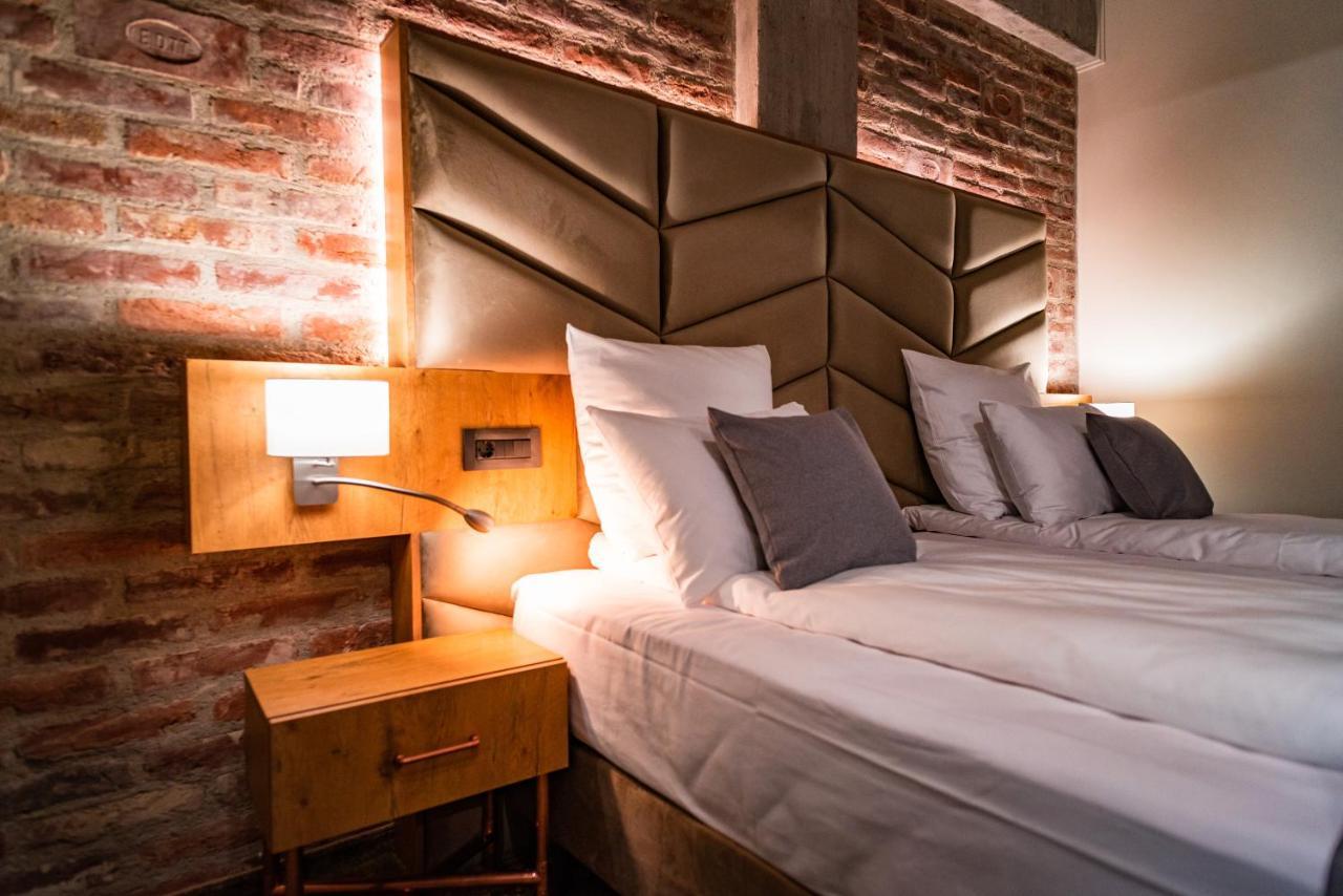 Mustang Boutique Rooms Oradea Exterior foto