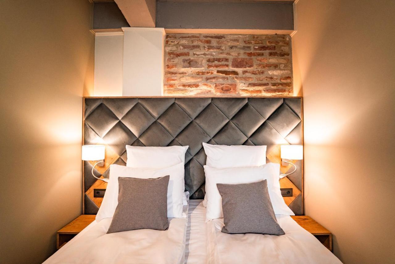 Mustang Boutique Rooms Oradea Exterior foto