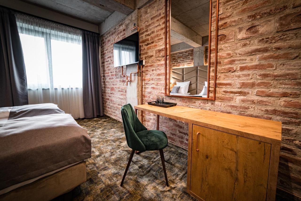 Mustang Boutique Rooms Oradea Exterior foto