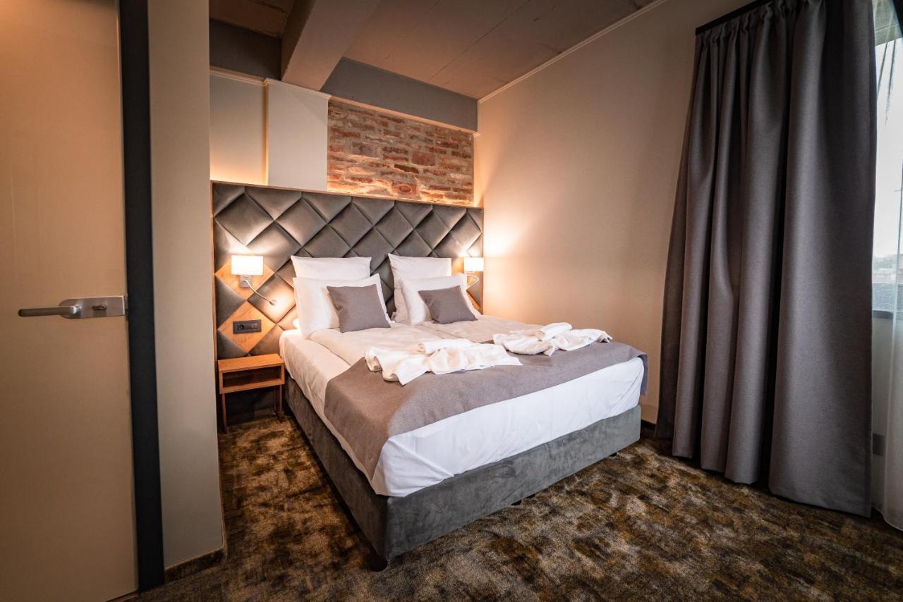 Mustang Boutique Rooms Oradea Exterior foto