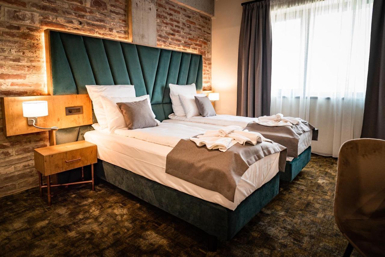Mustang Boutique Rooms Oradea Exterior foto
