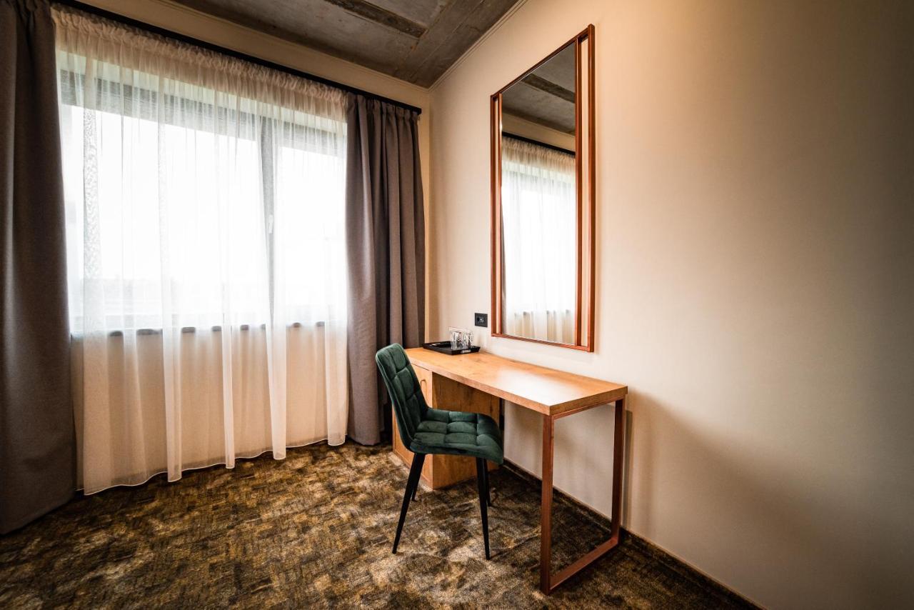 Mustang Boutique Rooms Oradea Exterior foto