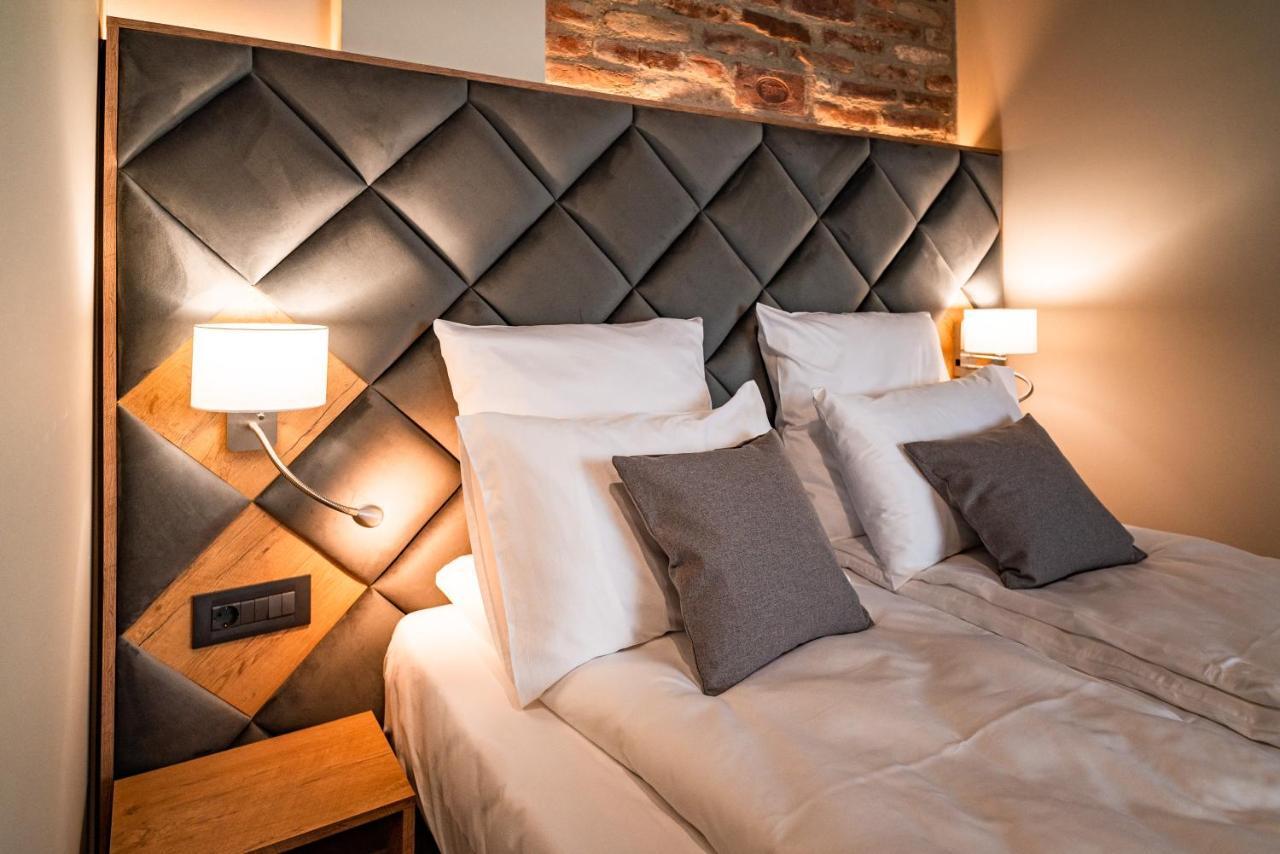 Mustang Boutique Rooms Oradea Exterior foto