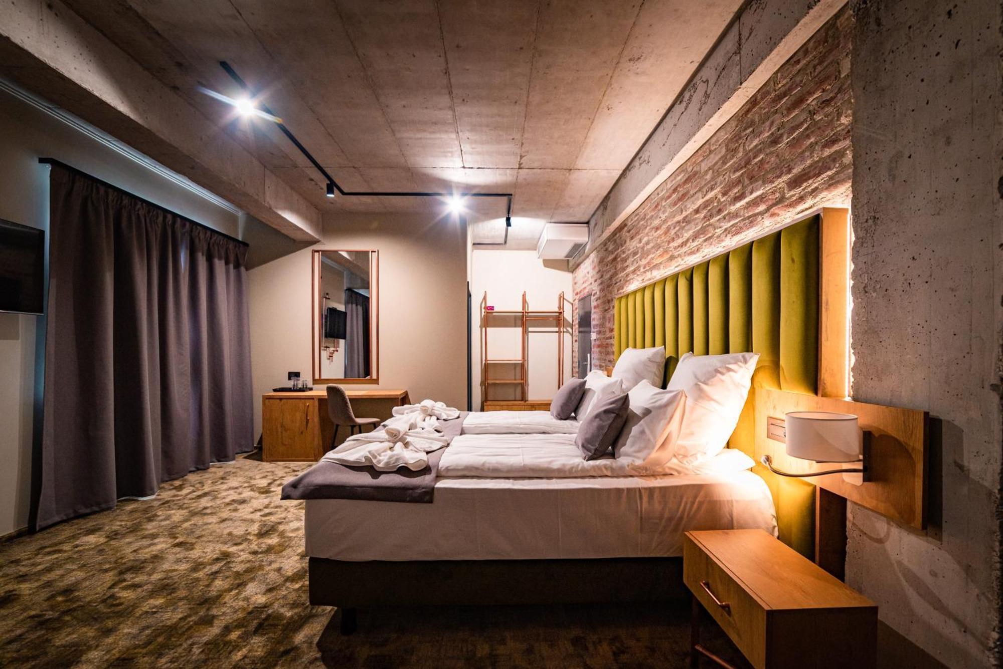 Mustang Boutique Rooms Oradea Exterior foto