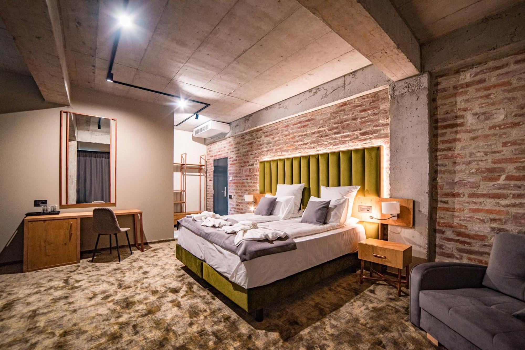 Mustang Boutique Rooms Oradea Exterior foto