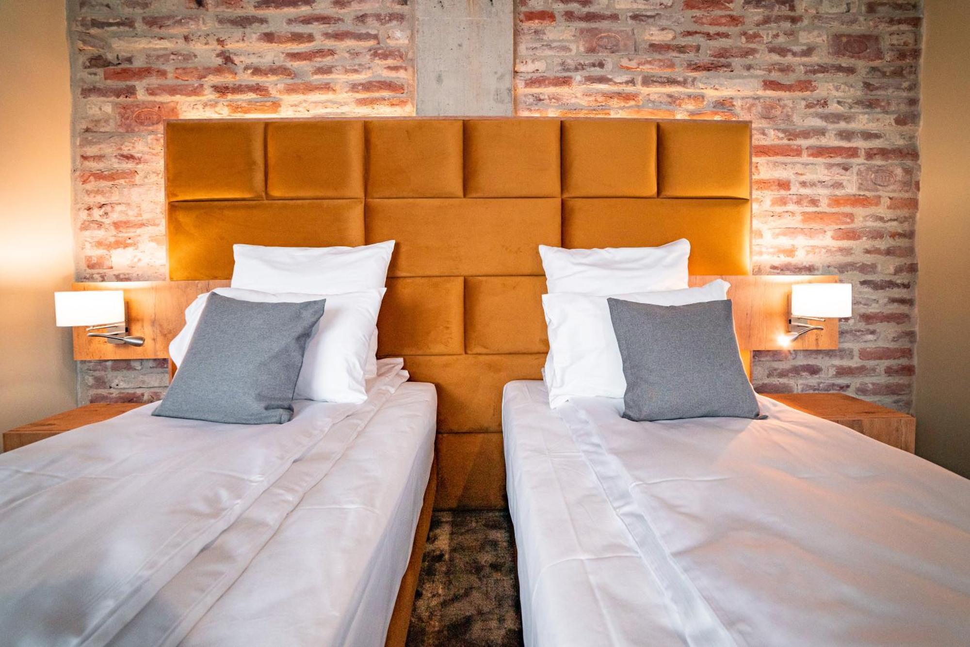 Mustang Boutique Rooms Oradea Exterior foto