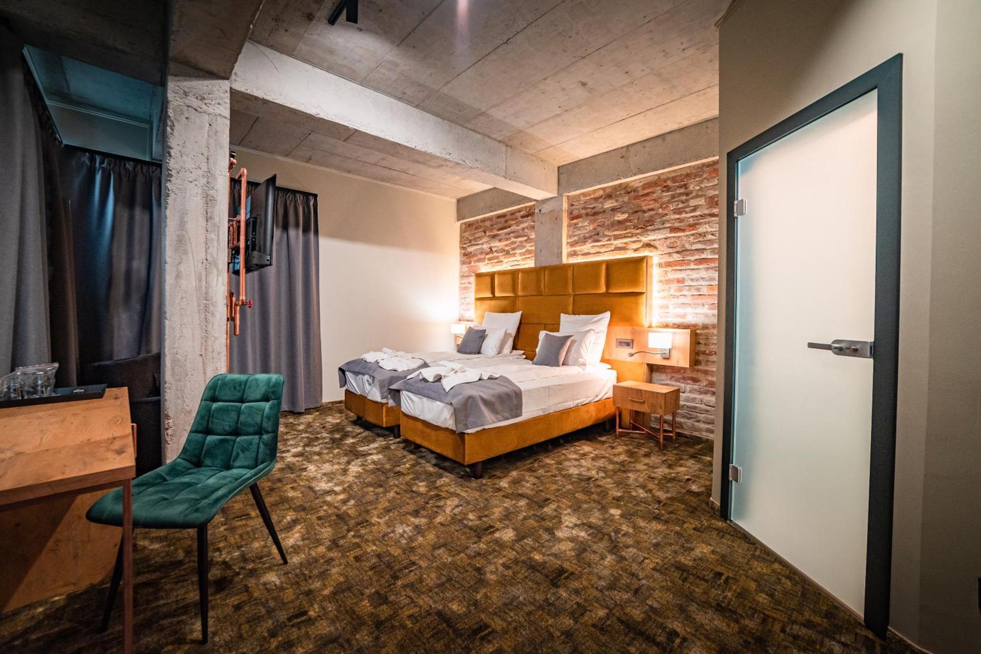 Mustang Boutique Rooms Oradea Exterior foto