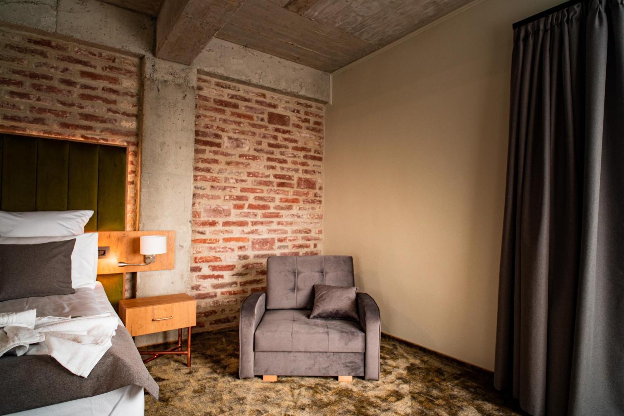 Mustang Boutique Rooms Oradea Exterior foto