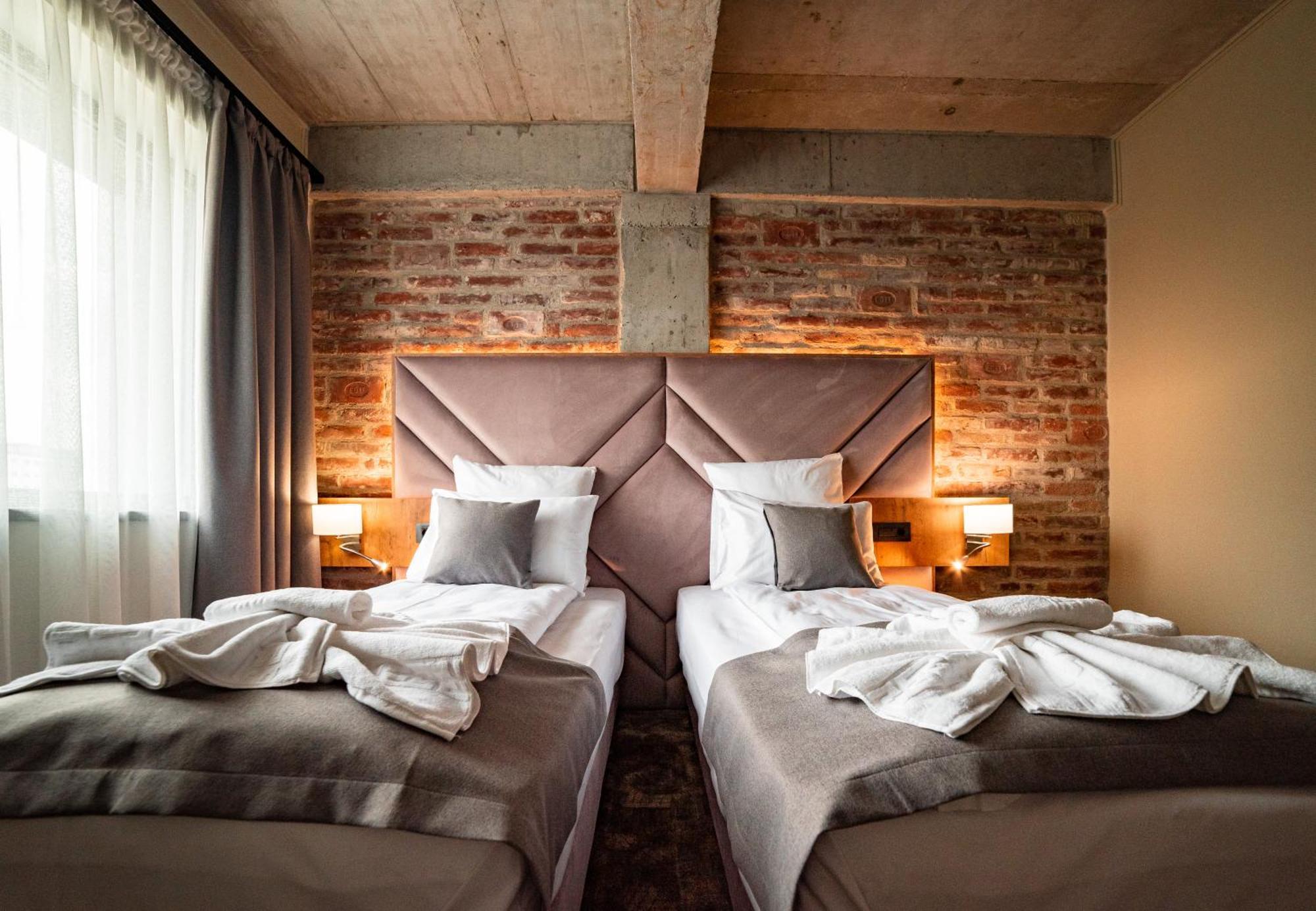 Mustang Boutique Rooms Oradea Exterior foto