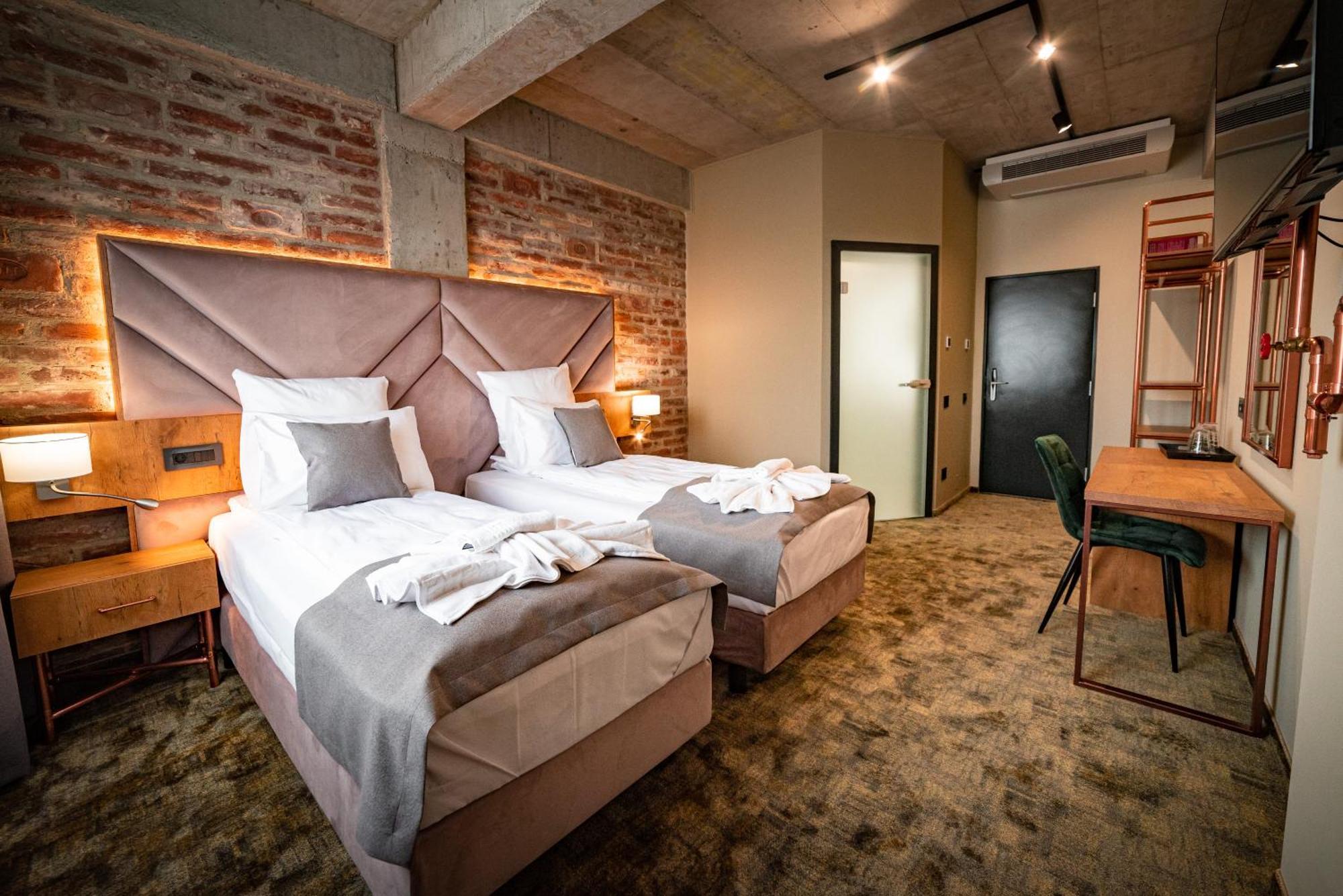 Mustang Boutique Rooms Oradea Exterior foto
