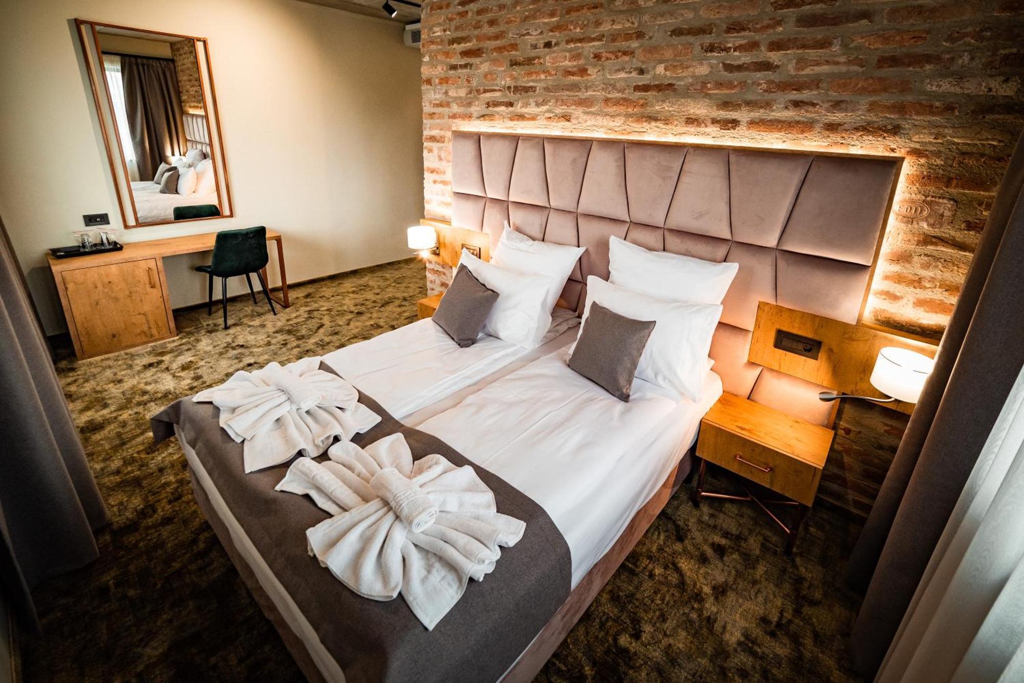 Mustang Boutique Rooms Oradea Exterior foto