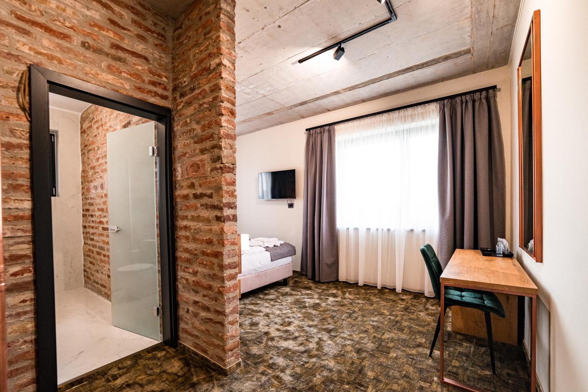 Mustang Boutique Rooms Oradea Exterior foto