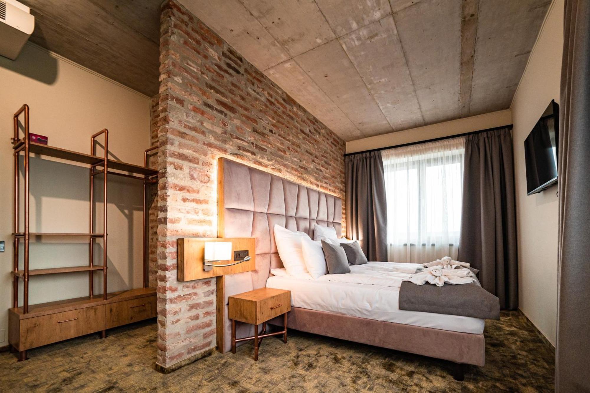 Mustang Boutique Rooms Oradea Exterior foto