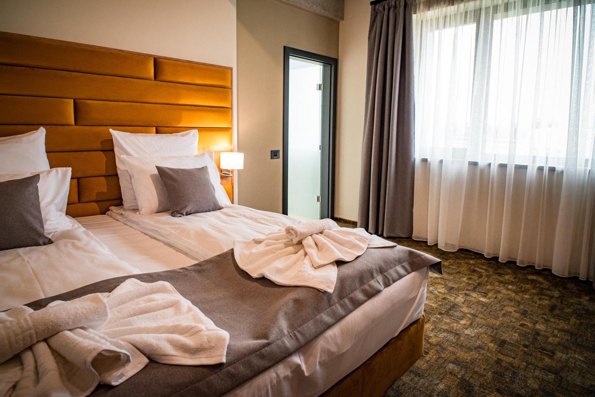 Mustang Boutique Rooms Oradea Exterior foto