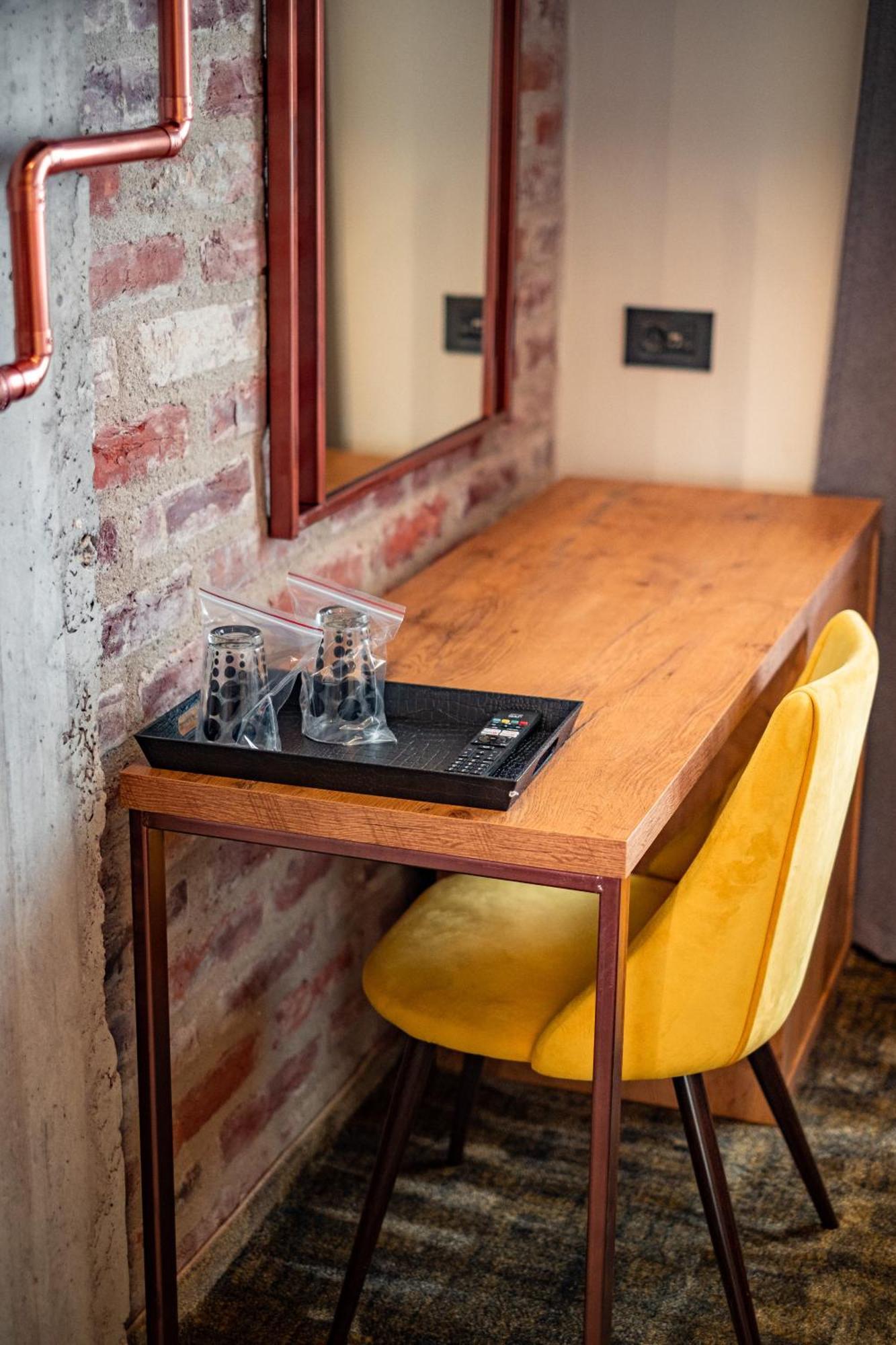 Mustang Boutique Rooms Oradea Exterior foto